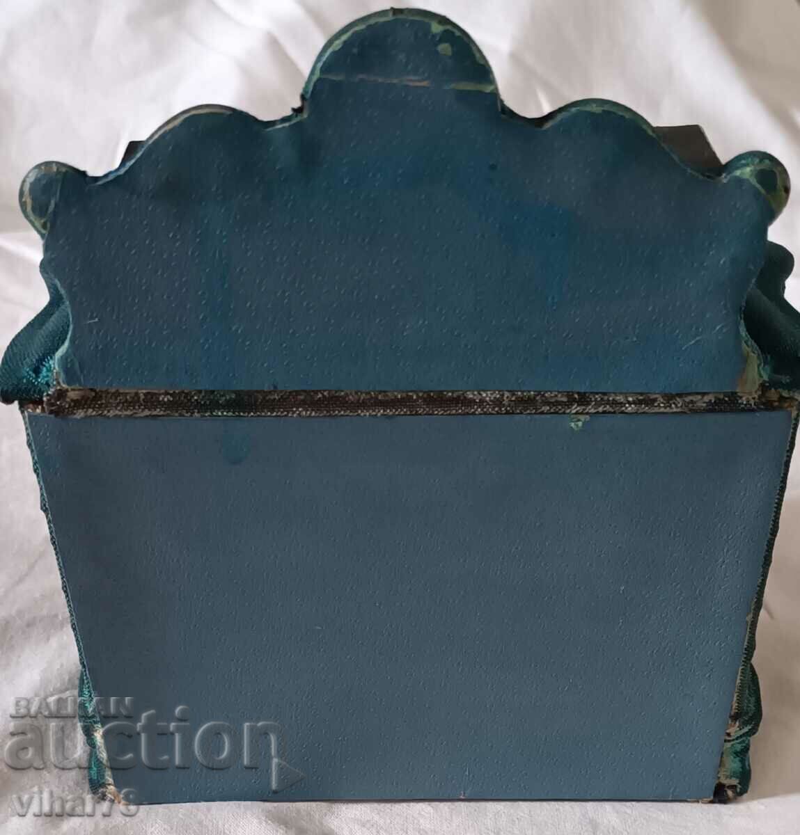 An old makeup box - 6