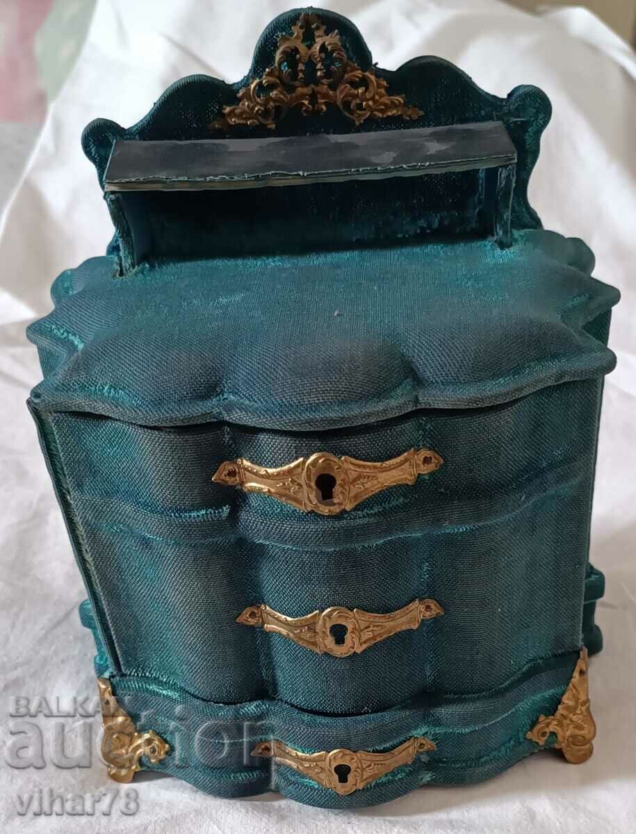 An old makeup box