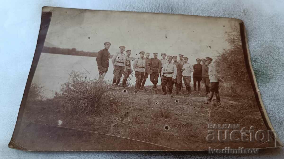 Ofițeri foto de-a lungul unui râu mare pe front 1918