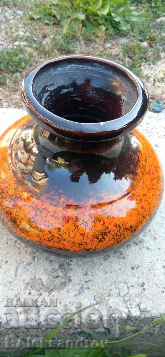 Auction  A beautiful ceramic vase