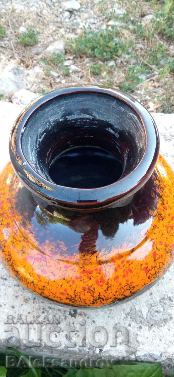 Delivery of A beautiful ceramic vase Delivery of A beautiful ceramic vase