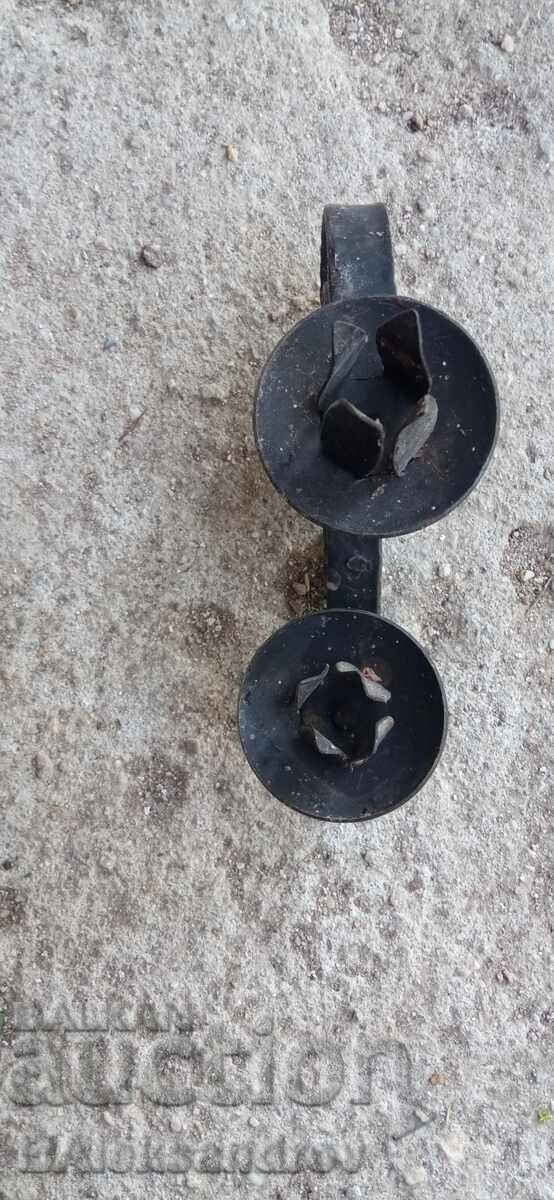 Suport de lumânare vechi forjat cu preț 2.20 BGN | € 1.12 Suport de lumânare vechi forjat cu preț 2.20 BGN | € 1.12