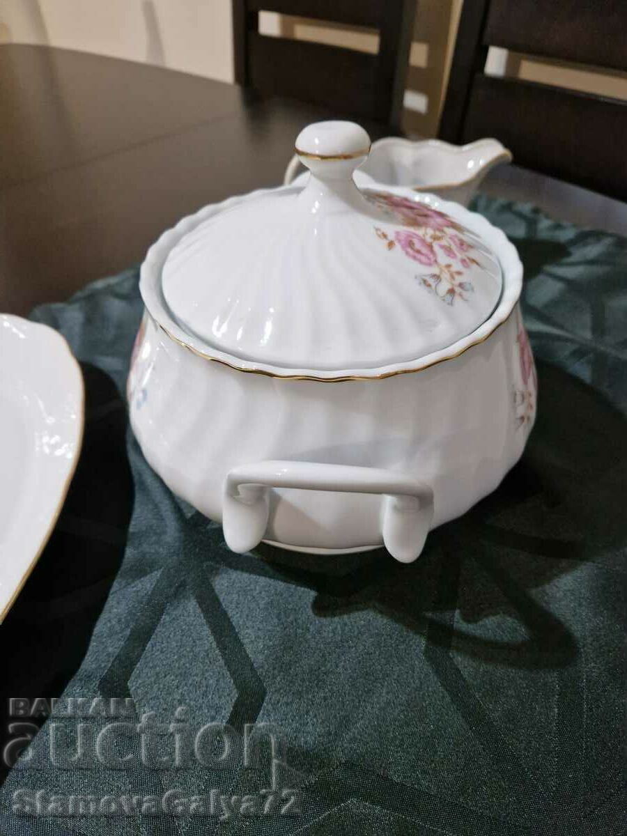 Delivery of A beautiful antique Bulgarian porcelain soup bowl Delivery of A beautiful antique Bulgarian porcelain soup bowl