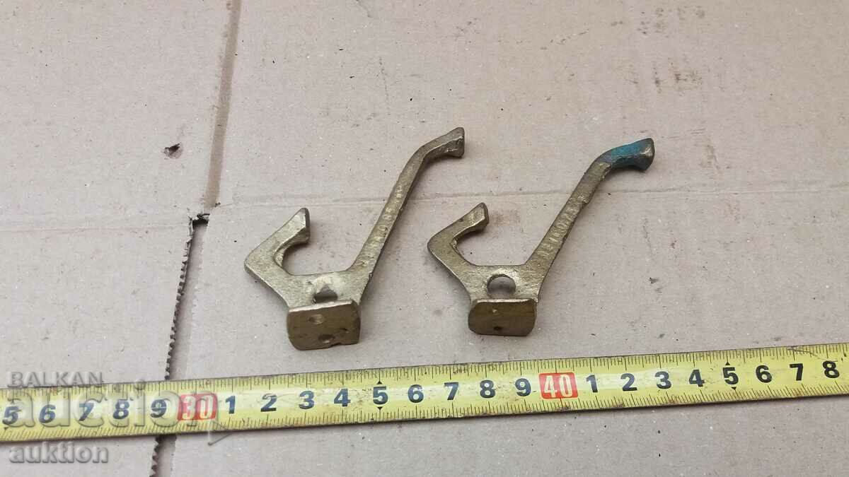 Delivery of LOT OF 2 BRONZE HANGERS - SOLID Delivery of LOT OF 2 BRONZE HANGERS - SOLID