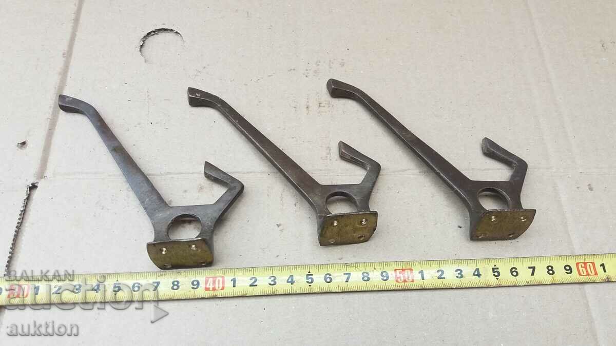 Delivery of LOT OF 3 BRONZE HANGERS - SOLID Delivery of LOT OF 3 BRONZE HANGERS - SOLID