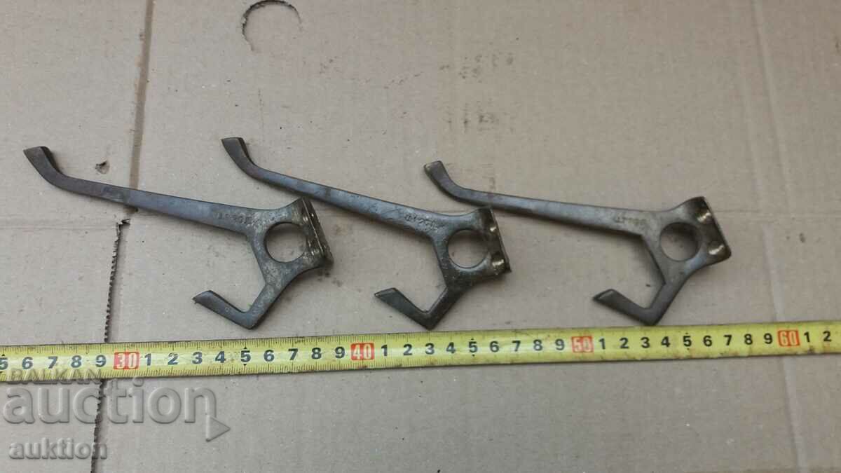 Delivery of LOT OF 3 BRONZE HANGERS - SOLID Delivery of LOT OF 3 BRONZE HANGERS - SOLID
