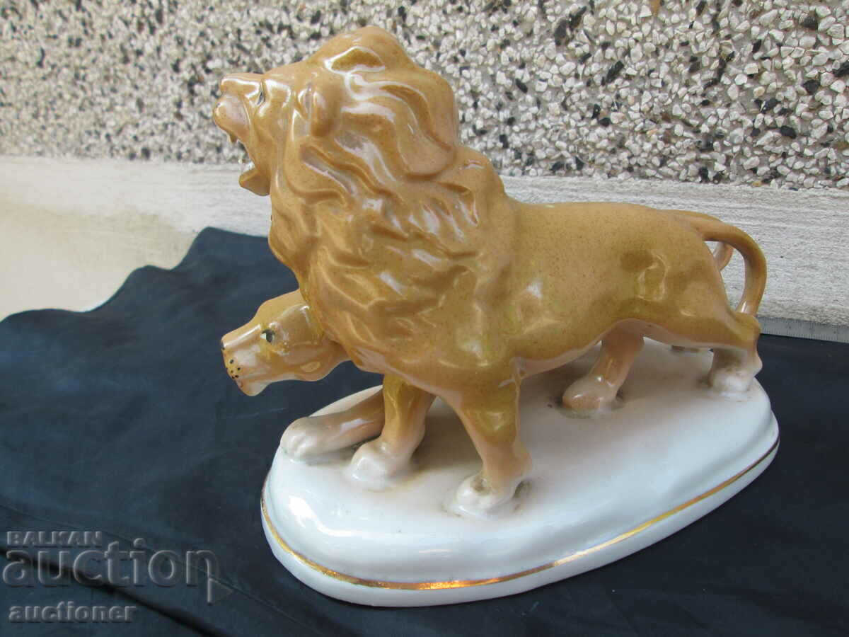 Delivery of OLD PORCELAIN FIGURE LION AND LIONESS Delivery of OLD PORCELAIN FIGURE LION AND LIONESS