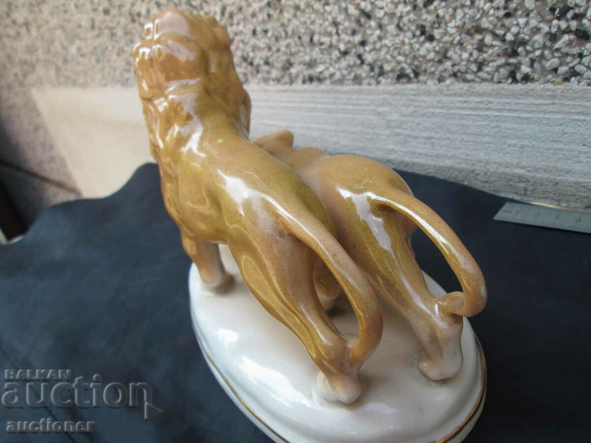 OLD PORCELAIN FIGURE LION AND LIONESS - 5 OLD PORCELAIN FIGURE LION AND LIONESS - 5