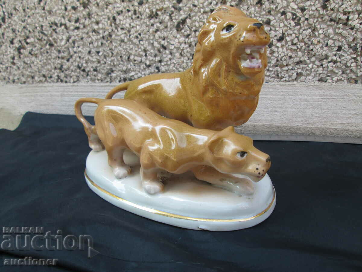 OLD PORCELAIN FIGURE LION AND LIONESS - 7 OLD PORCELAIN FIGURE LION AND LIONESS - 7