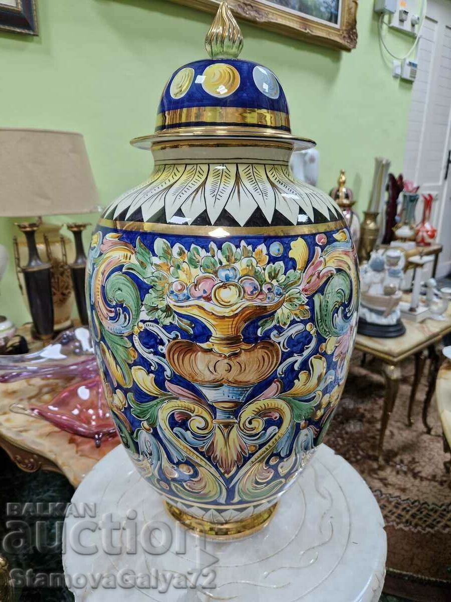 Μια μεγάλη ιταλική πορσελάνινη τεφροδόχος με τιμή 266.00 BGN | € 136.00 Μια μεγάλη ιταλική πορσελάνινη τεφροδόχος με τιμή 266.00 BGN | € 136.00