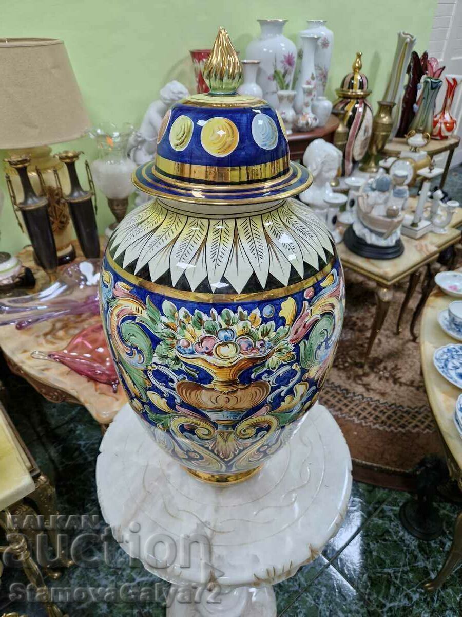 Δημοπρασία Μια μεγάλη ιταλική πορσελάνινη τεφροδόχος Δημοπρασία Μια μεγάλη ιταλική πορσελάνινη τεφροδόχος