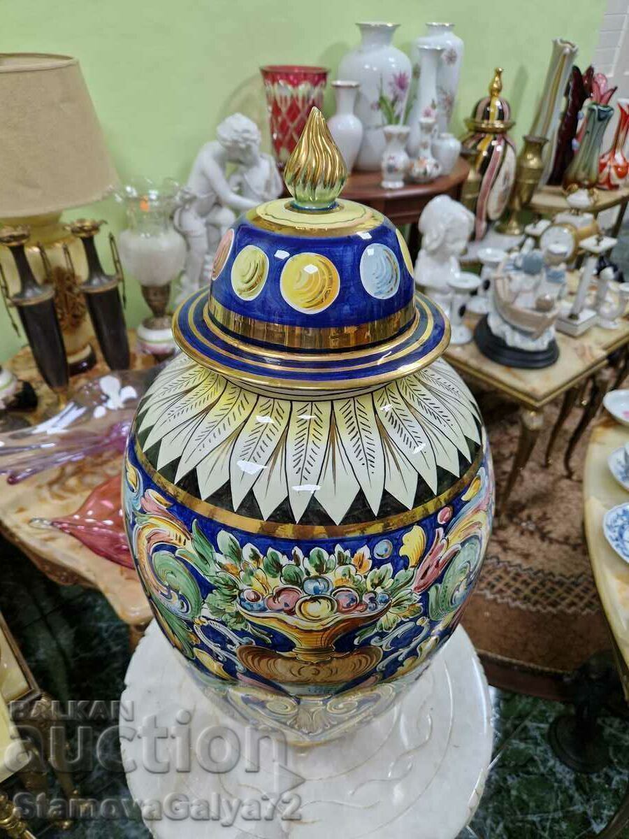 Παράδοση Μια μεγάλη ιταλική πορσελάνινη τεφροδόχος Παράδοση Μια μεγάλη ιταλική πορσελάνινη τεφροδόχος