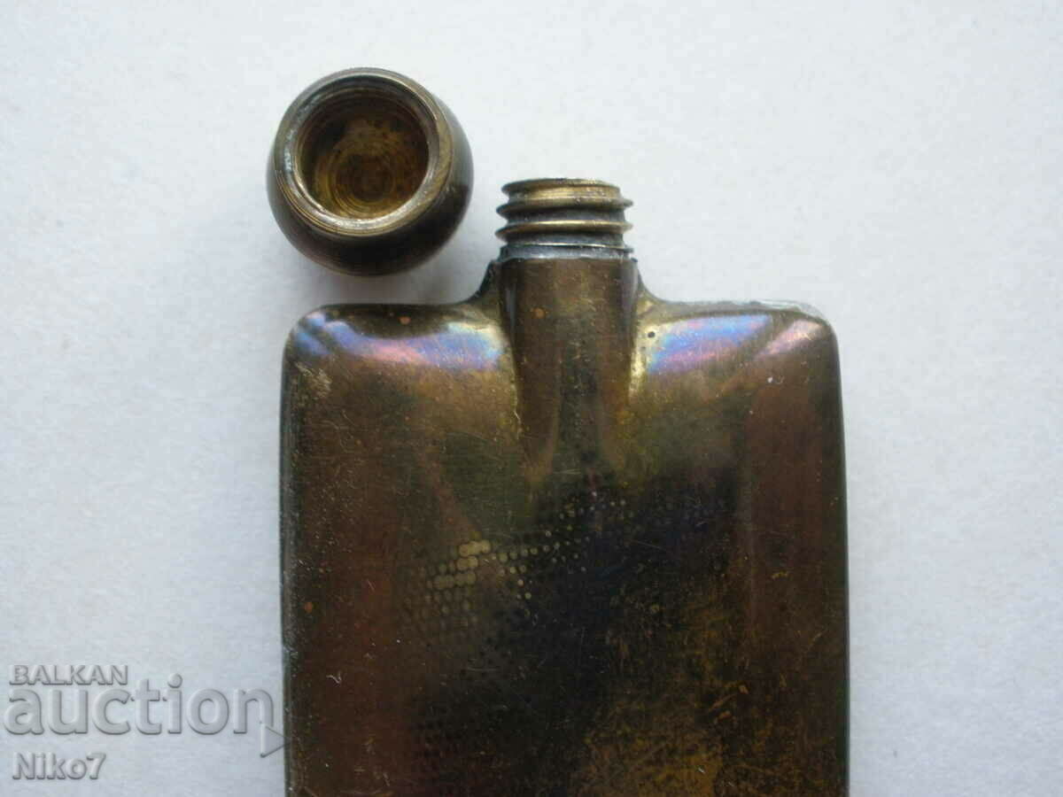 Παράδοση Παλιό μικρό μπουκάλι δηλητήριο. Παράδοση Παλιό μικρό μπουκάλι δηλητήριο.