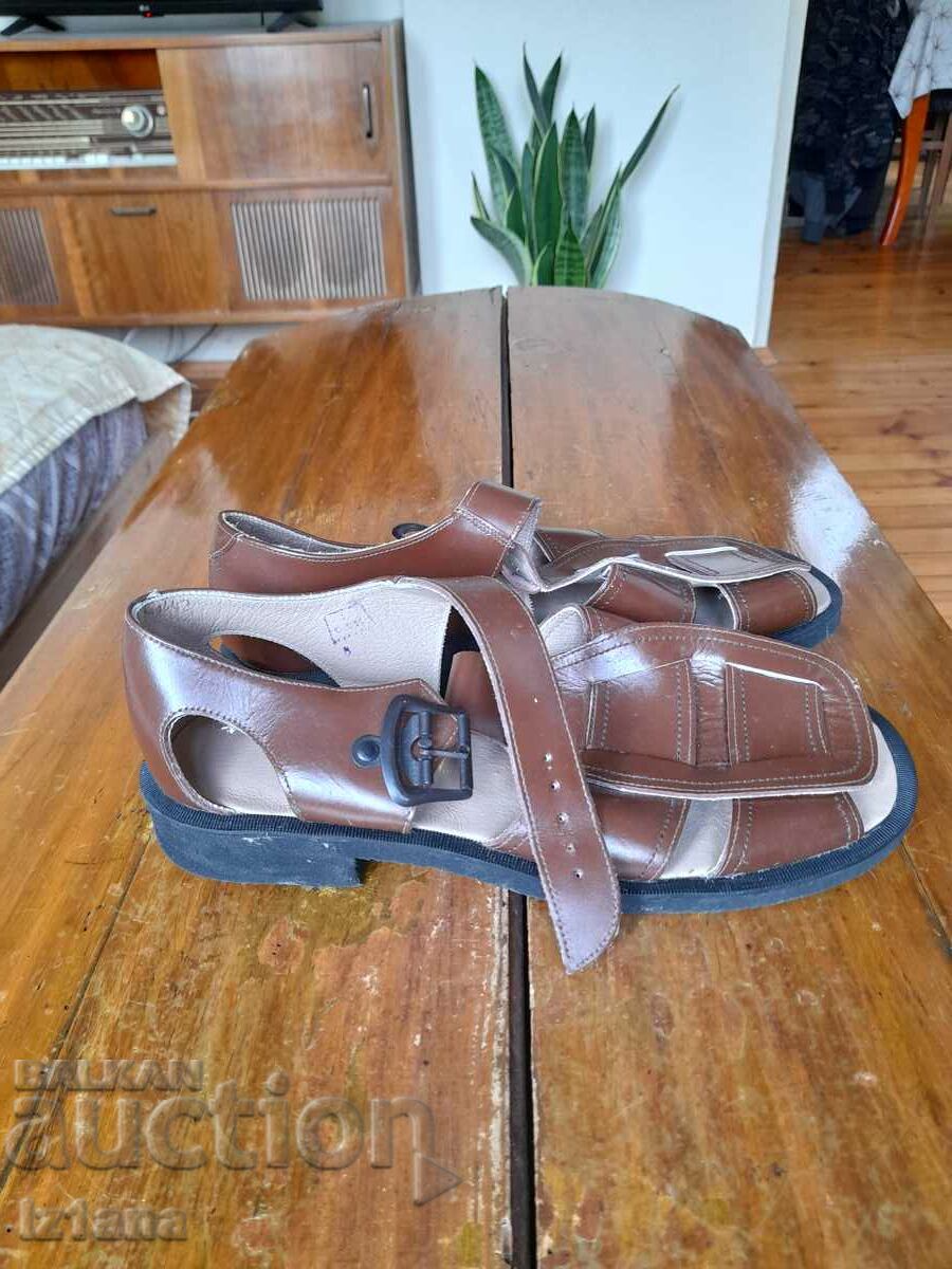 Sandale vechi din Krumovgrad cu preț 43.00 BGN | € 21.99