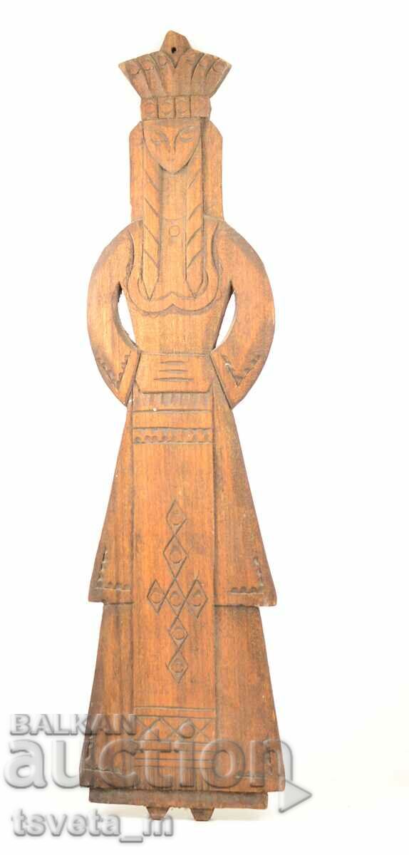 Sculptura in lemn "Fata in haine traditionale" lucrata manual