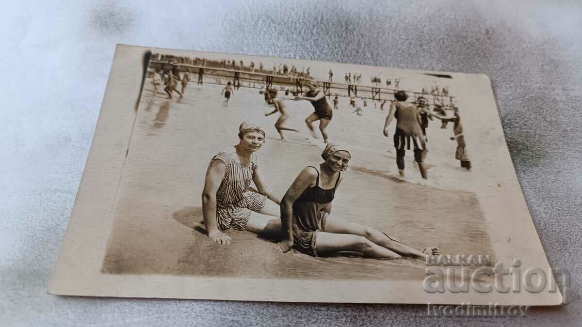 Photo Two young girls sitting on the seashore 1930