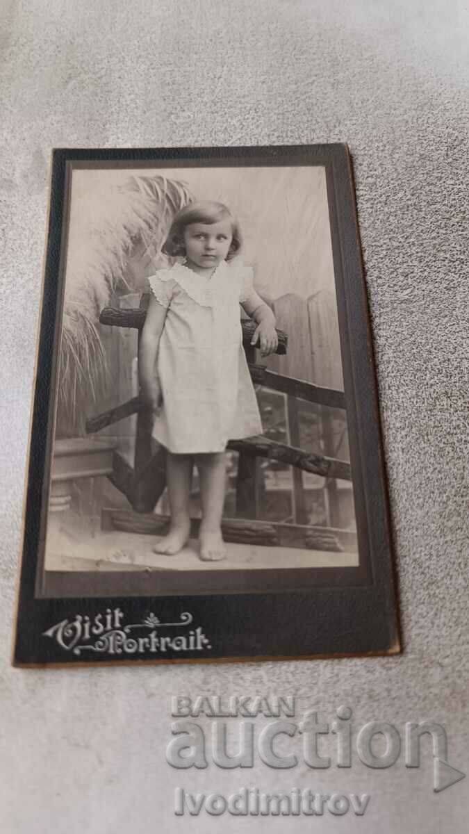 Photo Little girl in a white cardboard dress