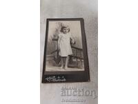 Photo Little girl in a white cardboard dress