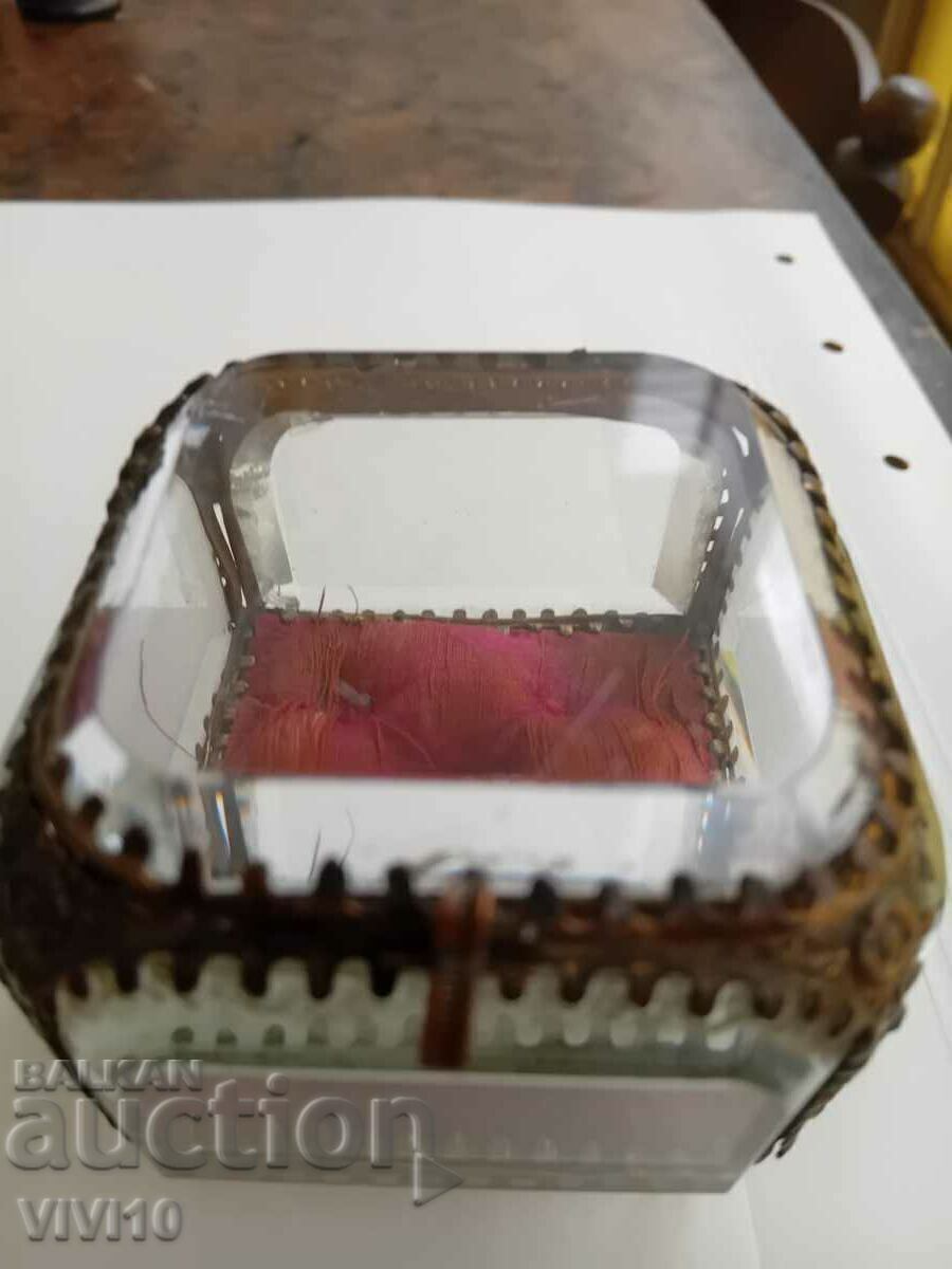 Πανέμορφη κοσμηματοθήκη με τιμή 100.00 BGN | € 51.13 Πανέμορφη κοσμηματοθήκη με τιμή 100.00 BGN | € 51.13