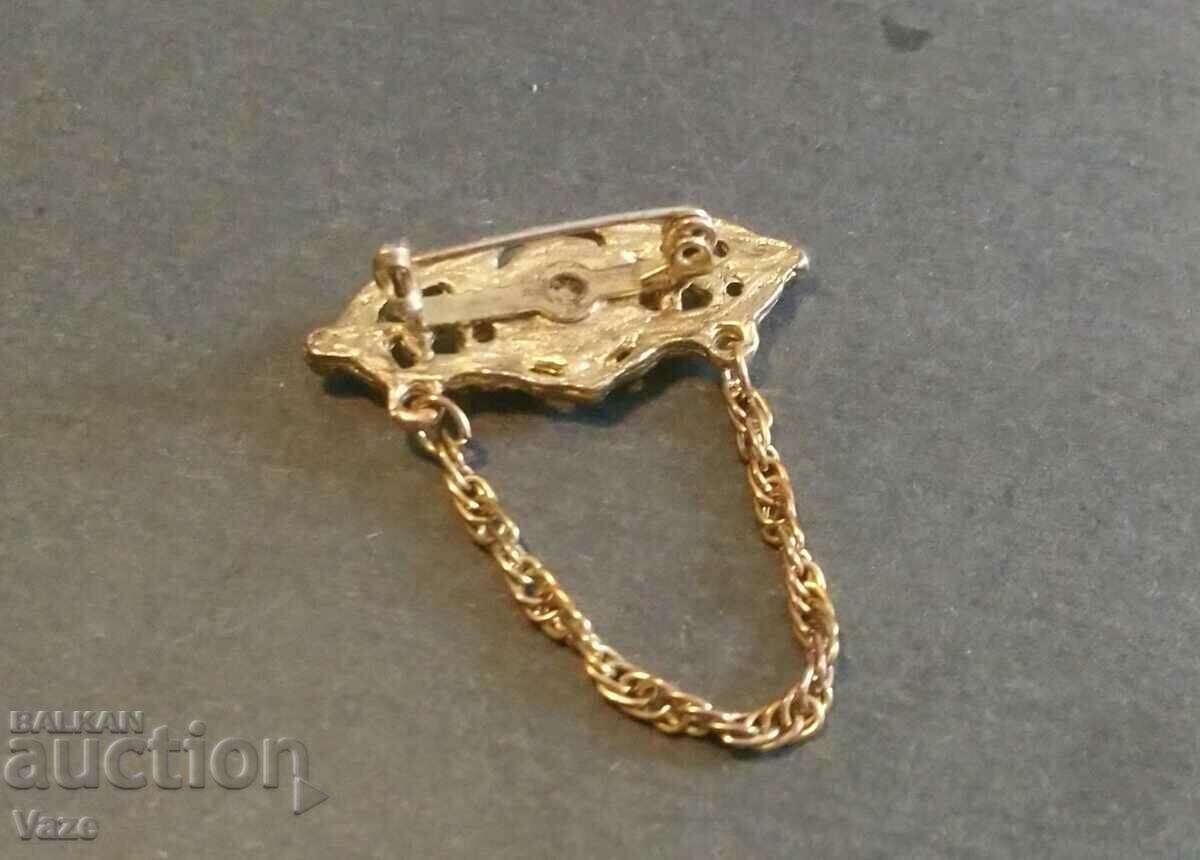 Auction  A brooch