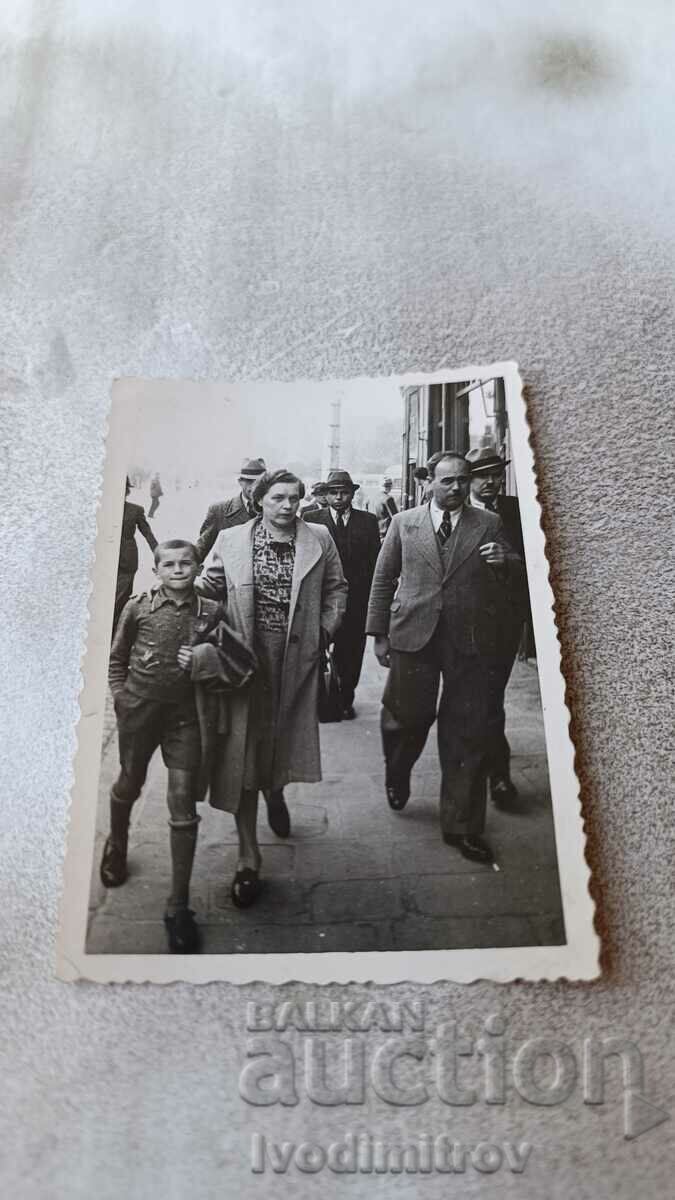 Fotografie Sofia Bărbat, femeie și băiat la plimbare 1939