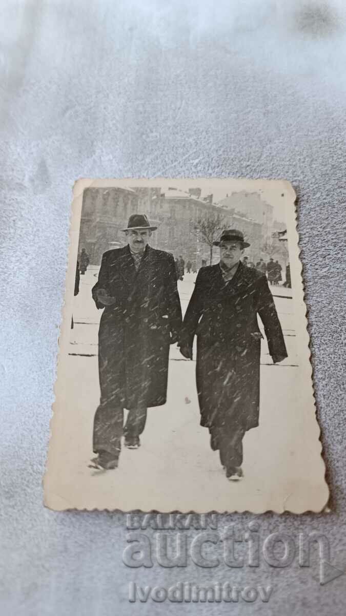 Photo Sofia Two men on a walk in winter