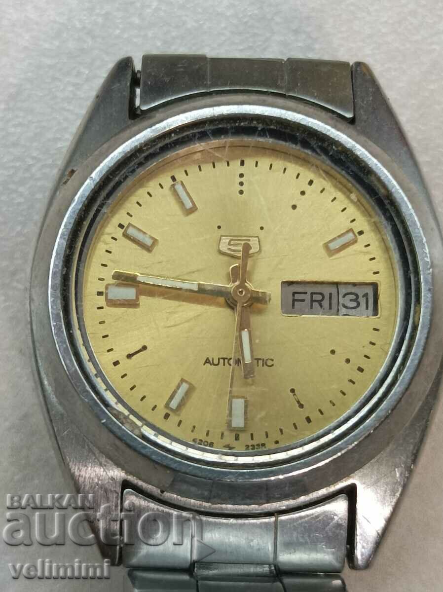 Το ρολόι Seiko 5 AUTOMATIC λειτουργεί