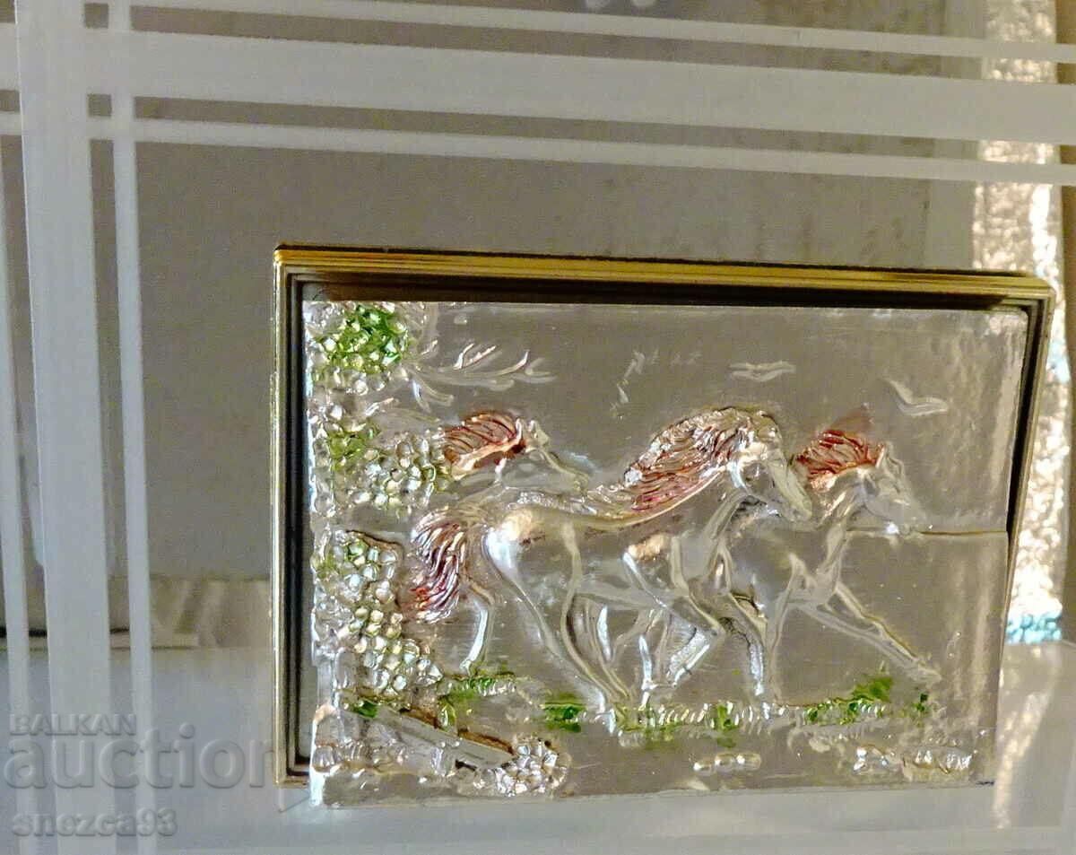 Бягащи коне,посребрена пластика върху огледало,рамка. с цена 19.00 лв. | € 9.71 Бягащи коне,посребрена пластика върху огледало,рамка. с цена 19.00 лв. | € 9.71