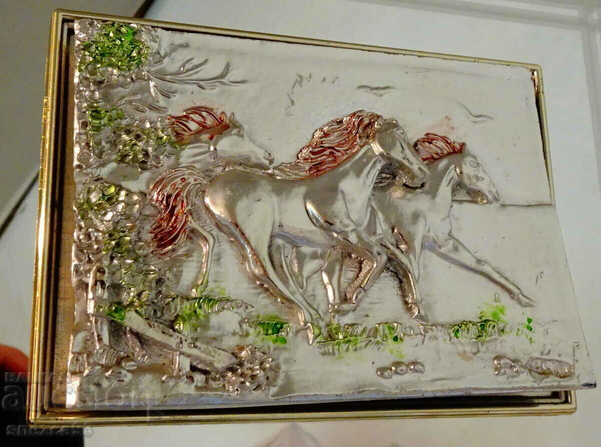 Аукцион Бягащи коне,посребрена пластика върху огледало,рамка. Аукцион Бягащи коне,посребрена пластика върху огледало,рамка.