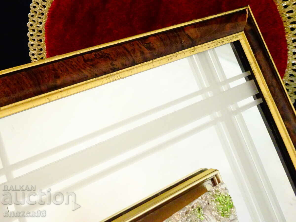 Доставка на Бягащи коне,посребрена пластика върху огледало,рамка. Доставка на Бягащи коне,посребрена пластика върху огледало,рамка.