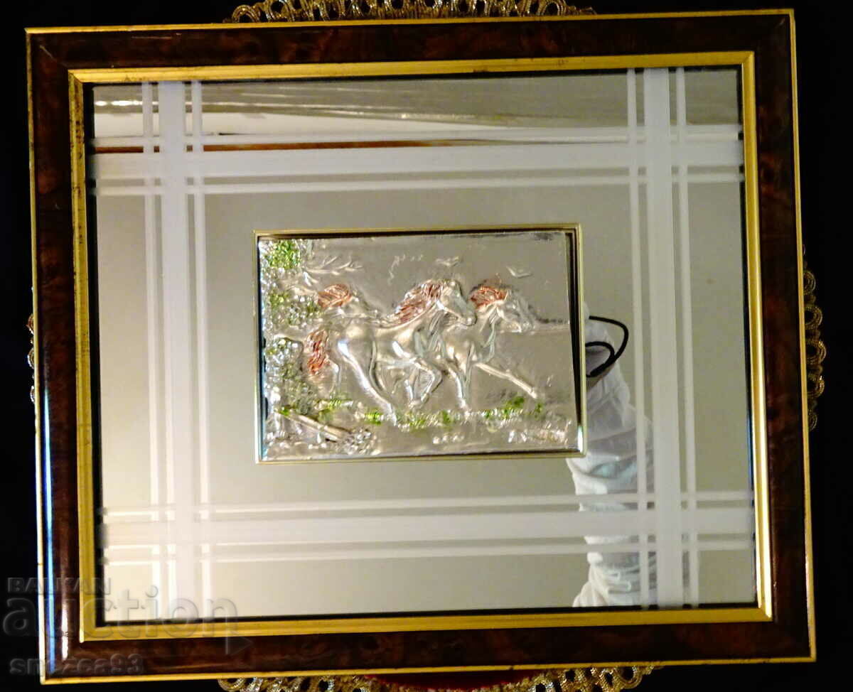 Бягащи коне,посребрена пластика върху огледало,рамка. Бягащи коне,посребрена пластика върху огледало,рамка.