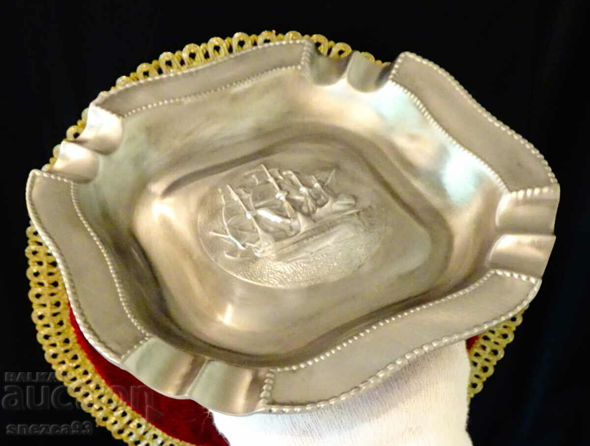 Kalaen ashtray with a Ship, 770 gr with price 59.00 BGN | € 30.17 Kalaen ashtray with a Ship, 770 gr with price 59.00 BGN | € 30.17