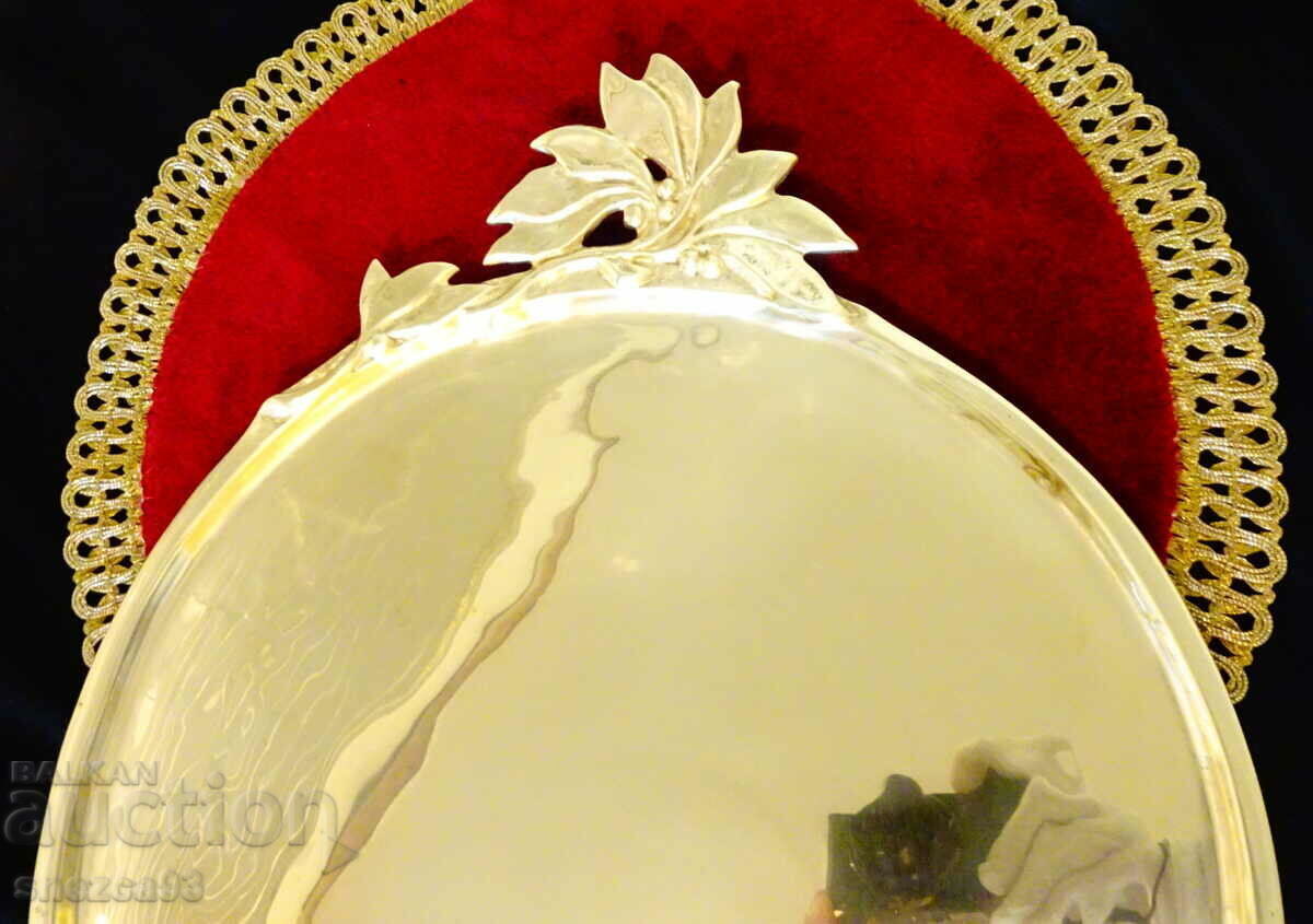 Shiny bronze tray 2.5 kg. with price 249.00 BGN | € 127.31 Shiny bronze tray 2.5 kg. with price 249.00 BGN | € 127.31