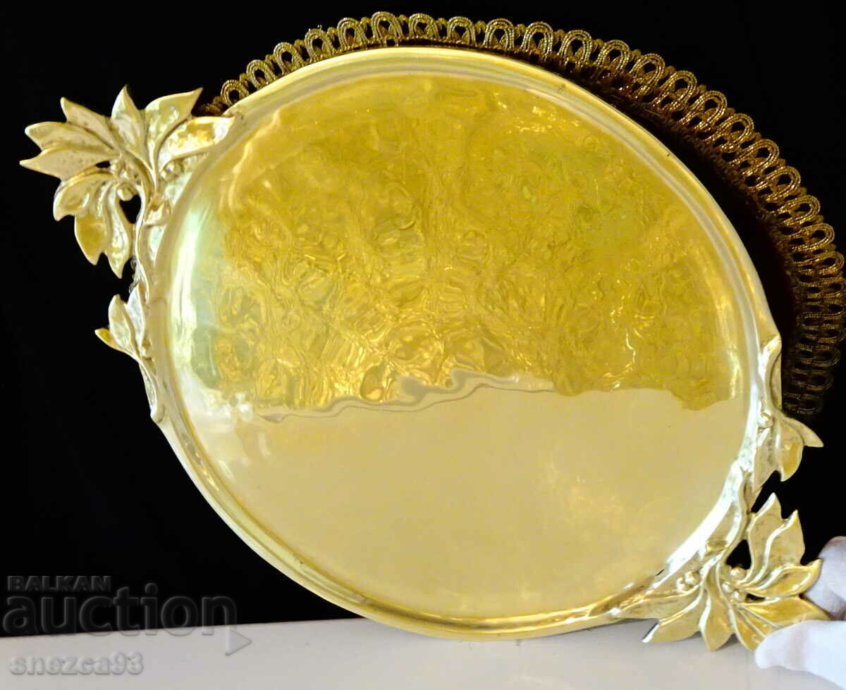 Auction Shiny bronze tray 2.5 kg. Auction Shiny bronze tray 2.5 kg.