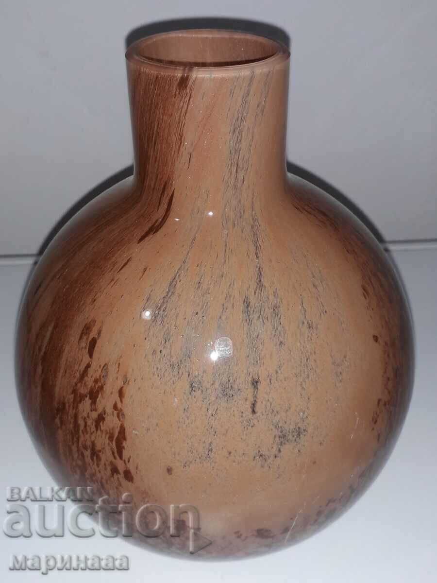 Auction VASE. SOLID GLASS. 1 KG Auction VASE. SOLID GLASS. 1 KG