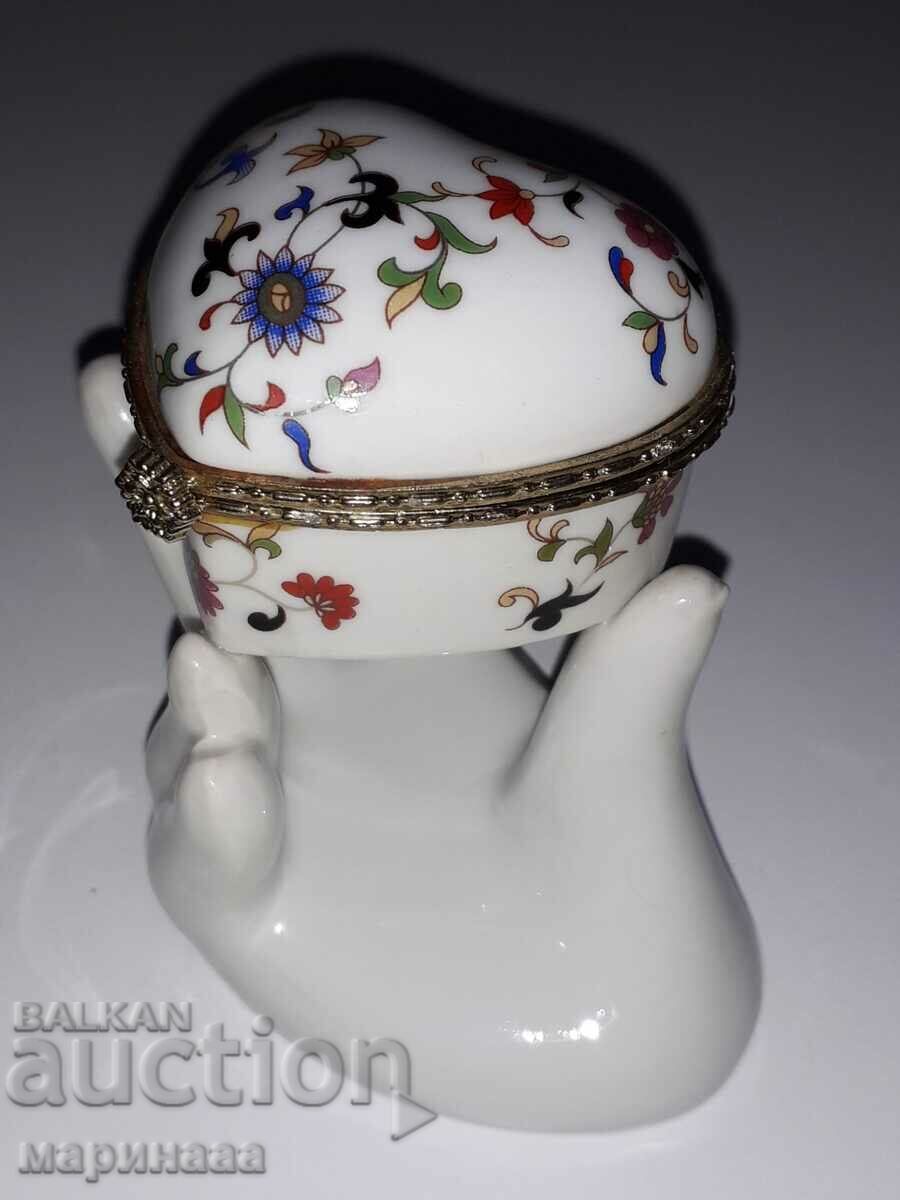 JEWELRY BOX. PORCELAIN