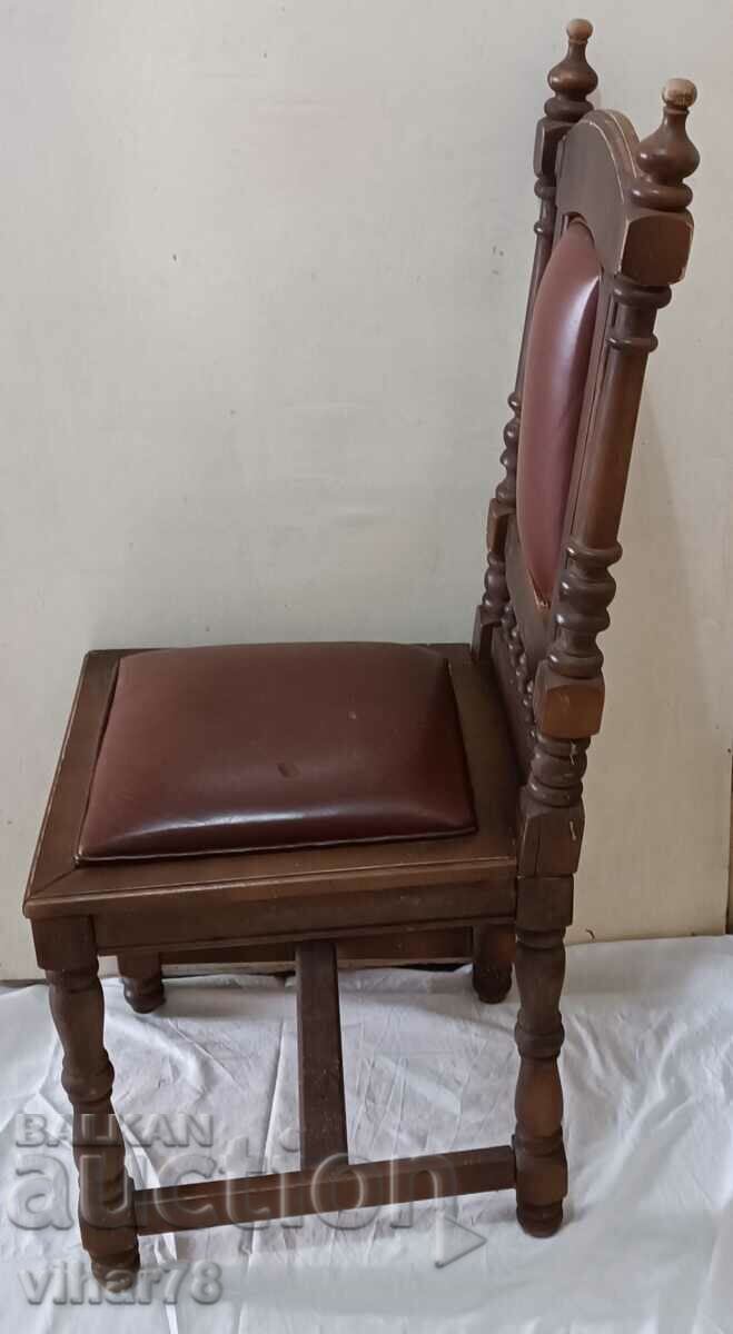 Un scaun vechi cu preț 259.99 BGN | € 132.93