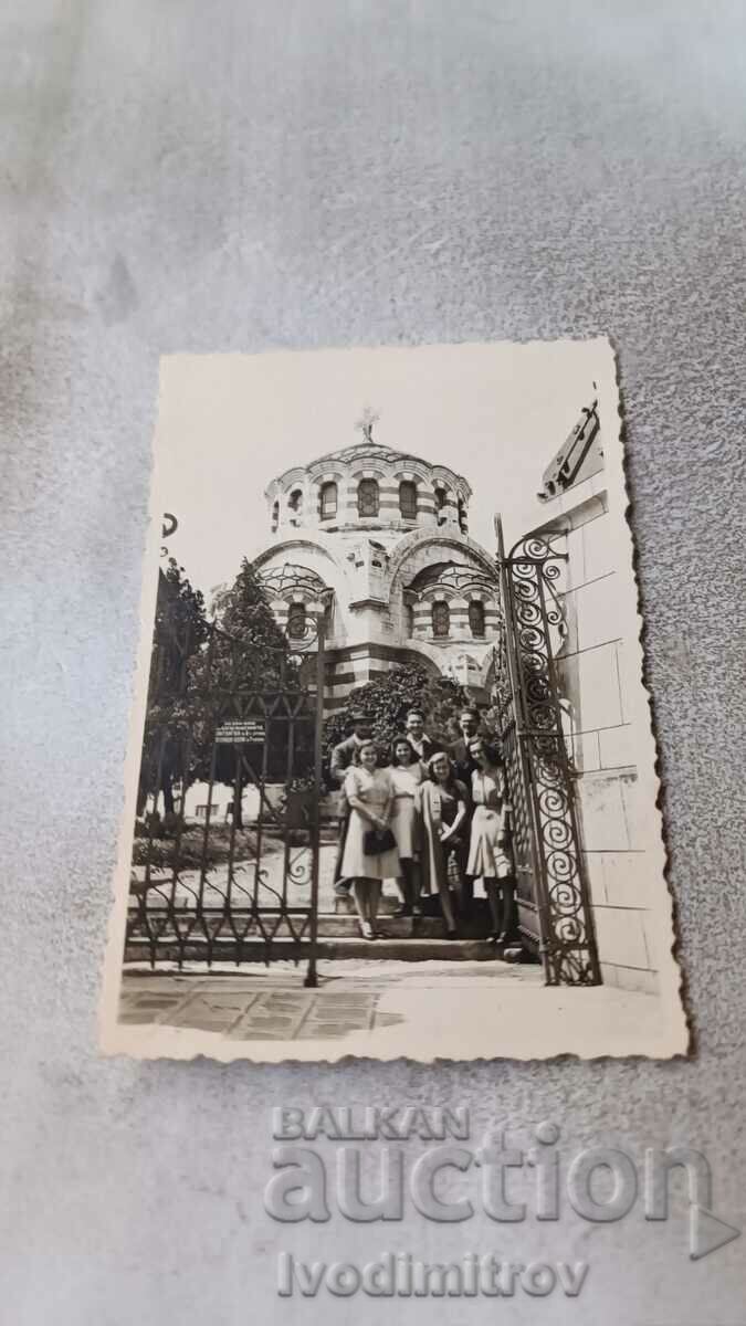 Fotografie Pleven Bărbați și femei în fața Mausoleului