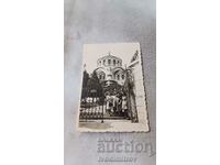 Photo Pleven Men and women in front of the Mausoleum