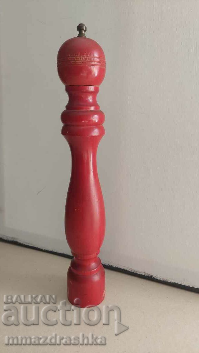 Large pepper mill