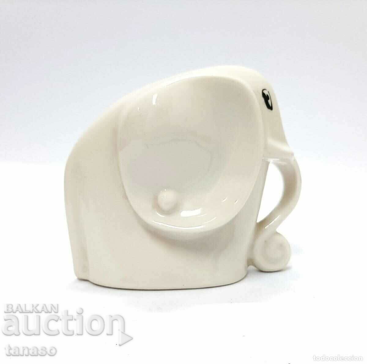 Delivery of Porcelain figurine of a baby elephant (12.2) Delivery of Porcelain figurine of a baby elephant (12.2)