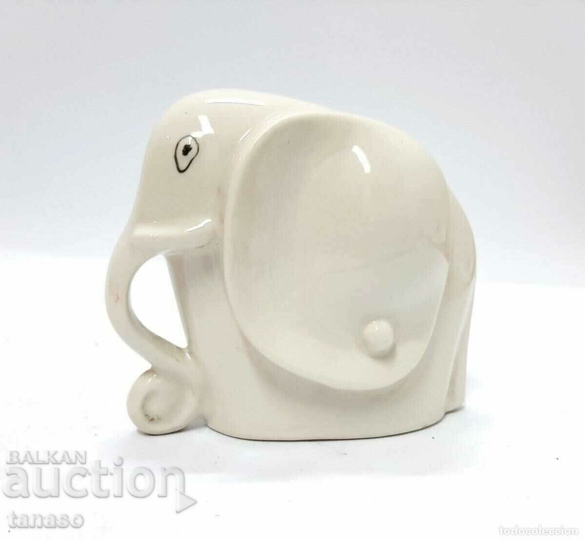 Porcelain figurine of a baby elephant (12.2)