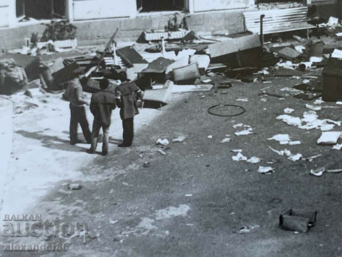 Delivery of The Party House after the fire in 1990.