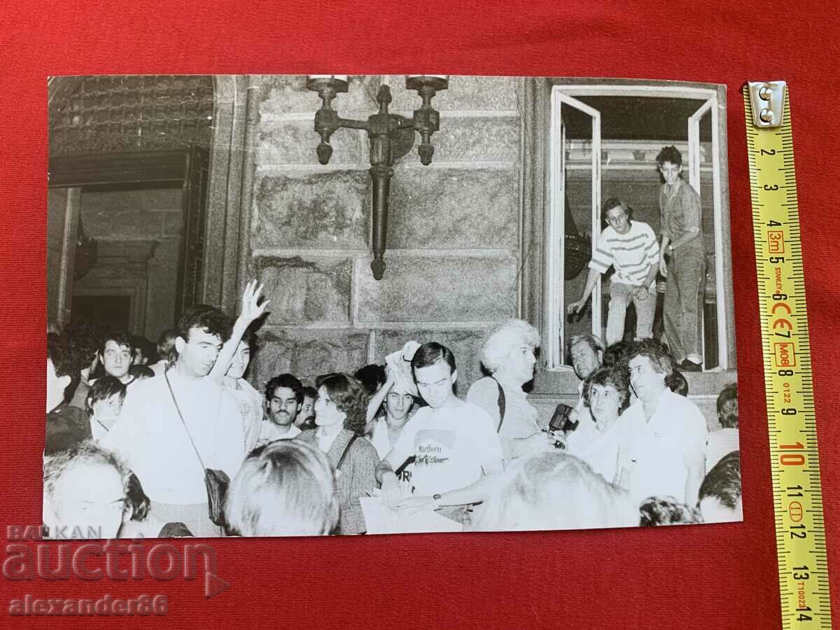 Delivery of The party house shortly before the fire in 1990. Delivery of The party house shortly before the fire in 1990.