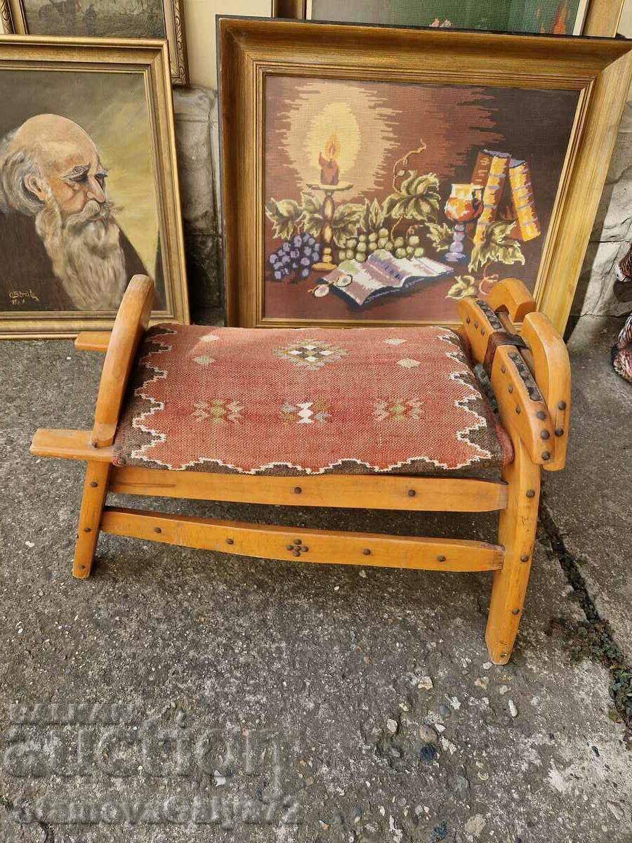 Un minunat scaun antic de cămilă cu preț 188.00 BGN | € 96.12
