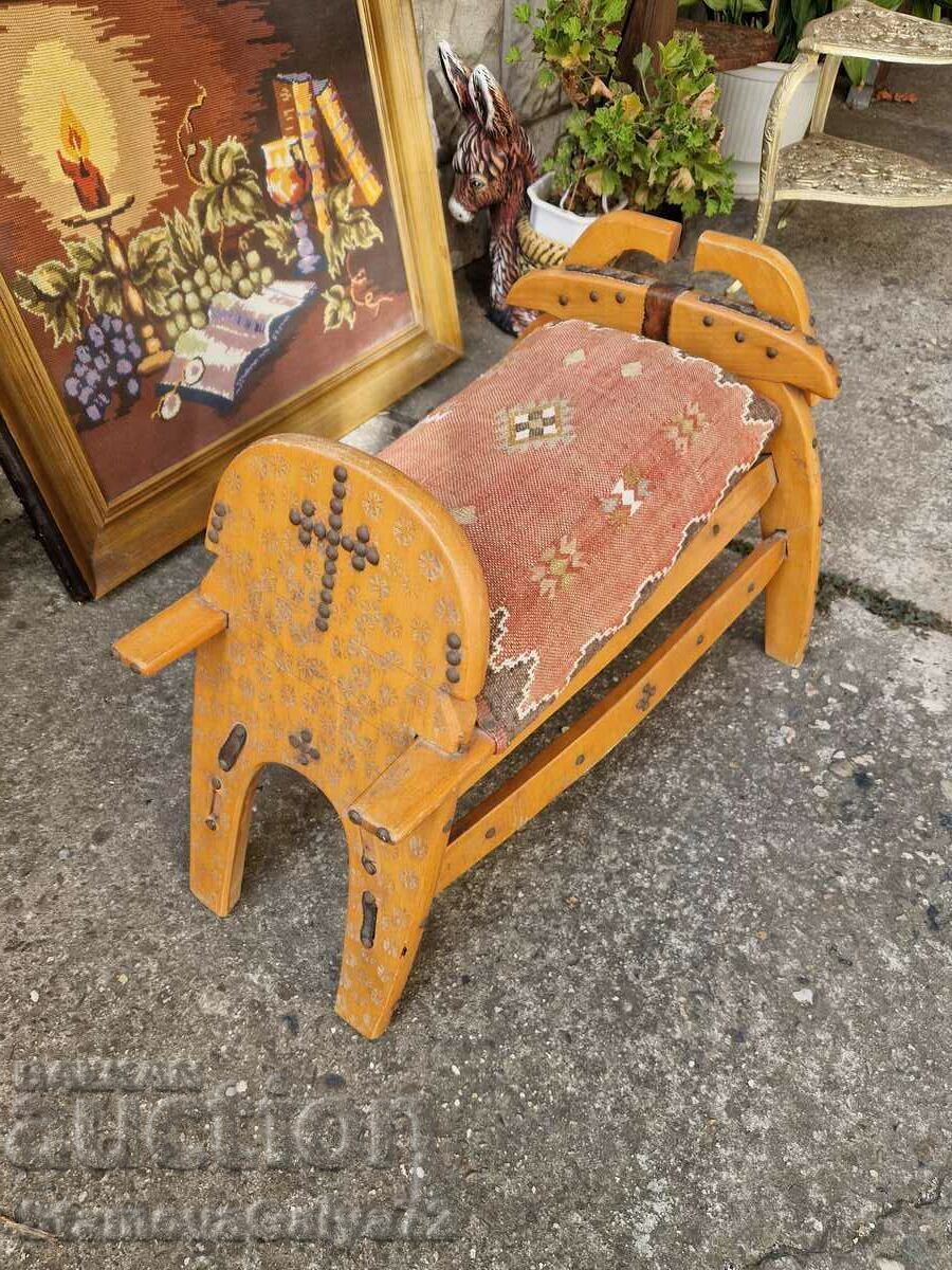 Licitație Un minunat scaun antic de cămilă