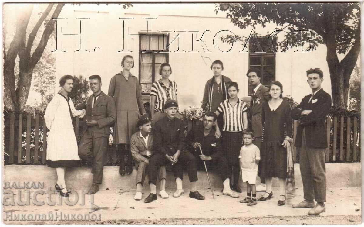 1926 OLD PHOTO GRASS YOUTH ON G906 STREET