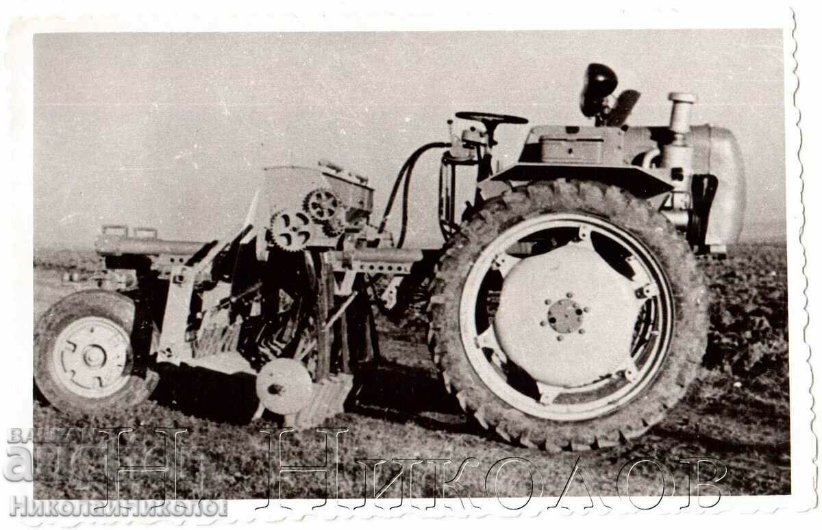 OLD PHOTO TRACTOR TKZS GORDOST G909