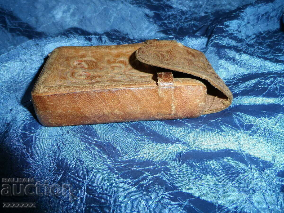 Delivery of Old leather snuff box