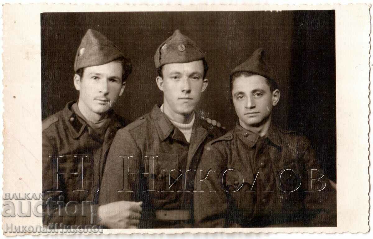 OLD PHOTO SOFIA THREE YOUNG SOLDIERS G952